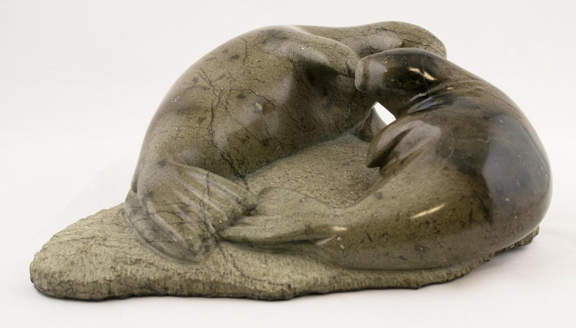 Donny Pitsiulak (1961) - a serpentine carving of Two Seals; with igloo card