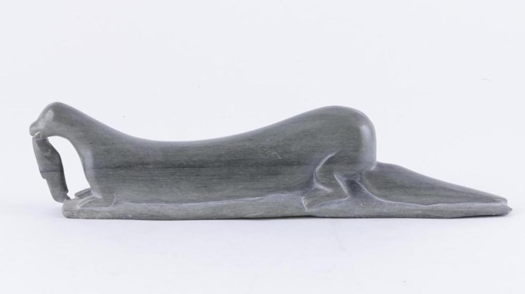 Niviaxie (1908-1959) - a grey stone carving of an otter holding a fish