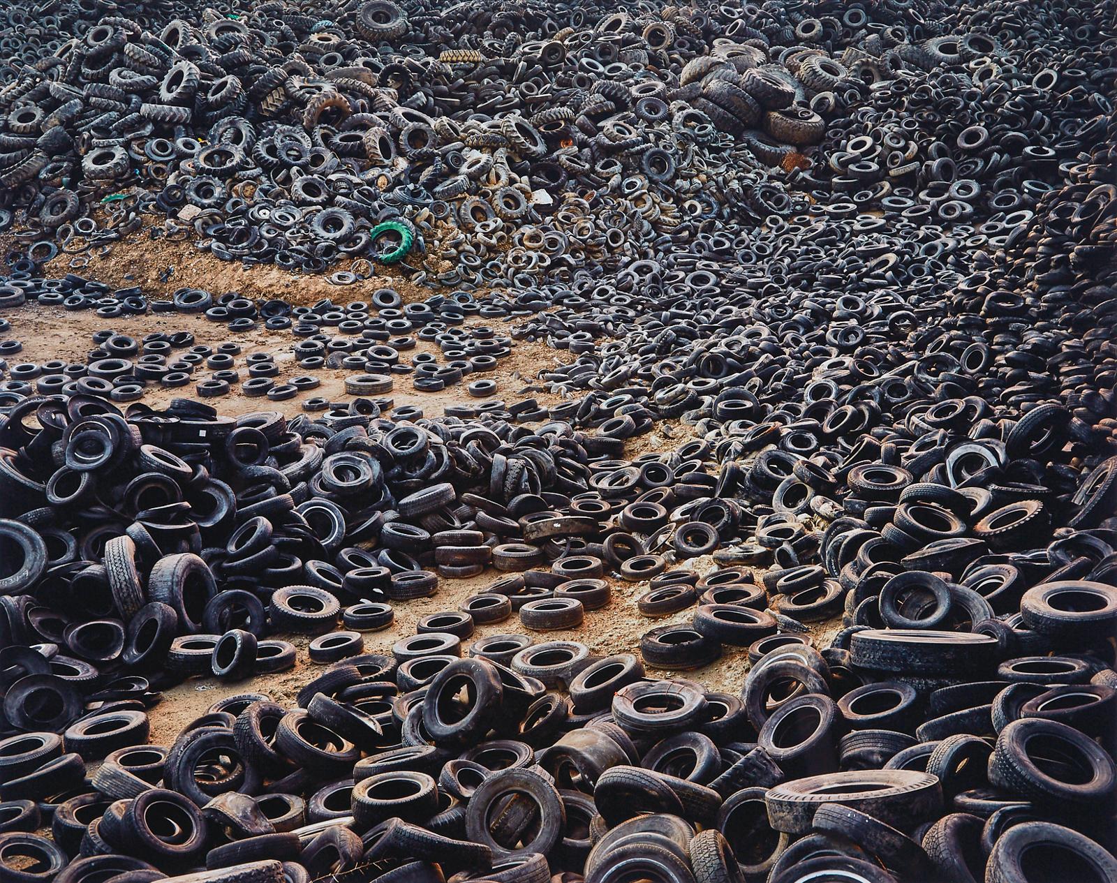 Edward Burtynsky (1955) - Oxford Tire Pile #3, Westley, California, 1999/2015