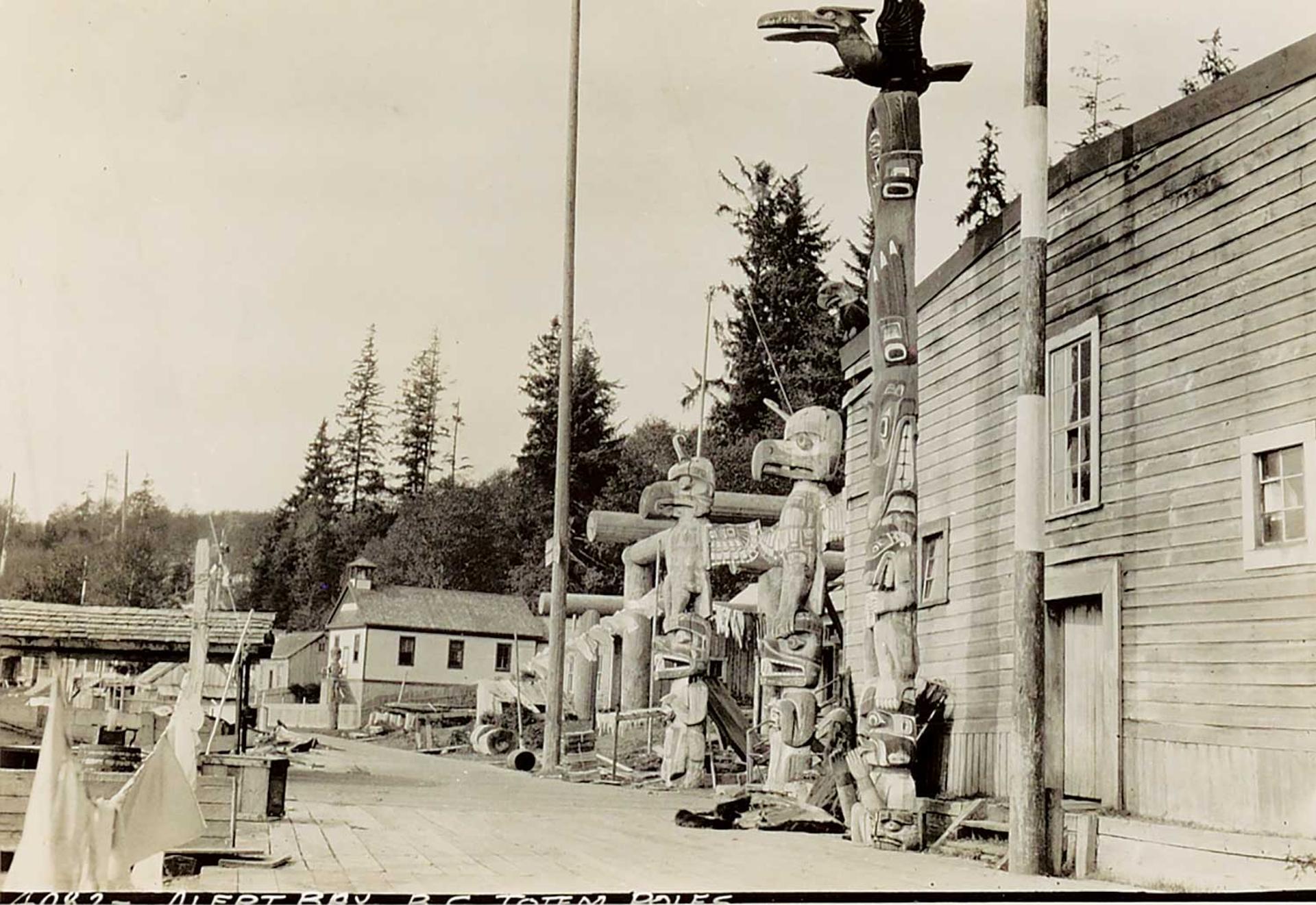 William Langdon Kihn (1898-1957) - [4082] Alert Bay B.C. Totem Poles