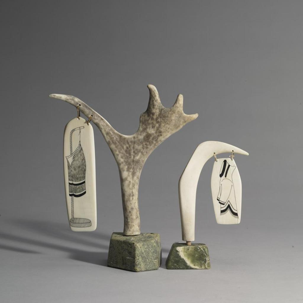 Innuki Oqutaq (1926-1986) - Antler With Etched Ivory Decorated Panel Of Inuit Garments