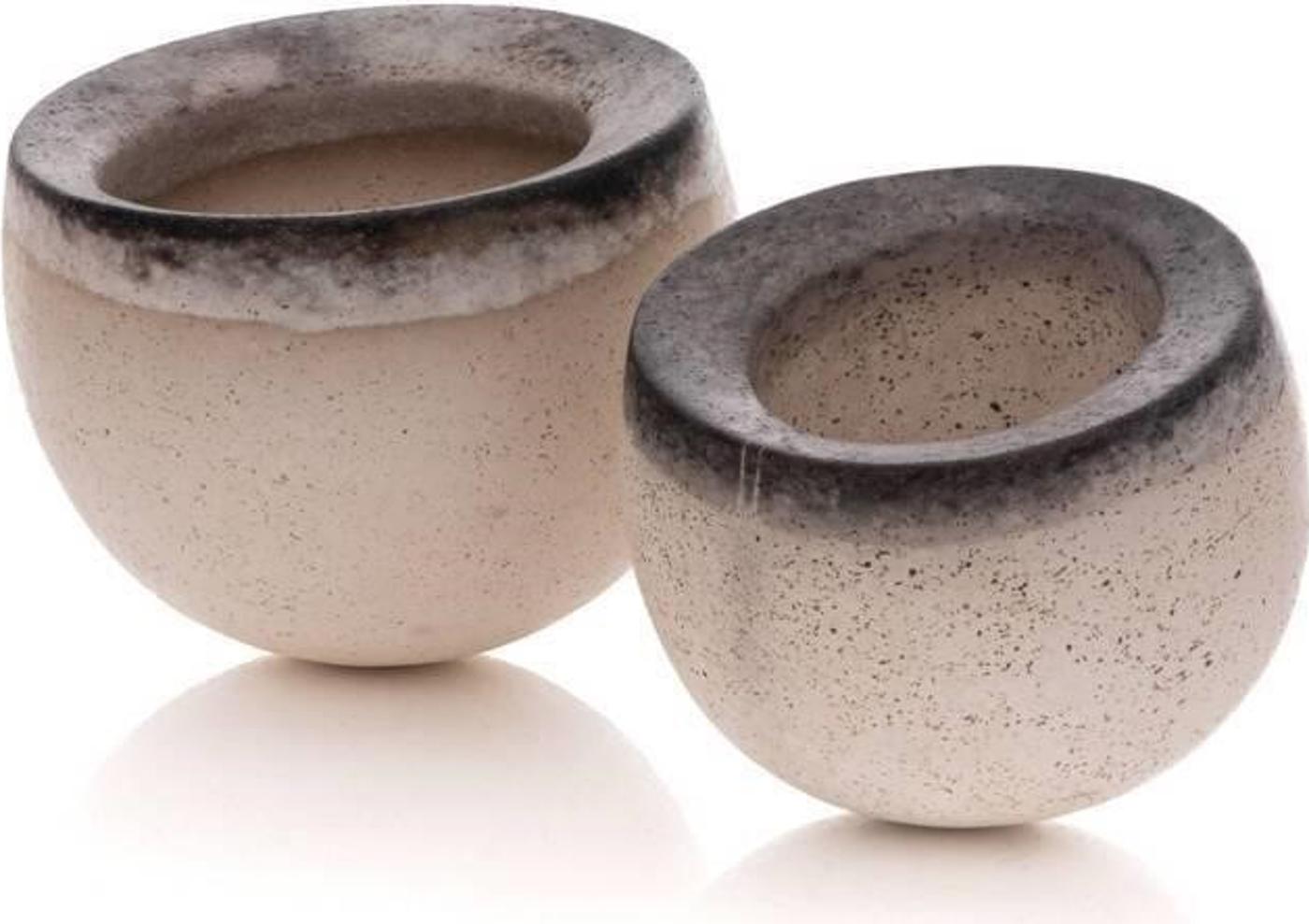 Jane Perryman (1947) - Earthenware bowls with the exterior painted in cream with white features and ash color rim