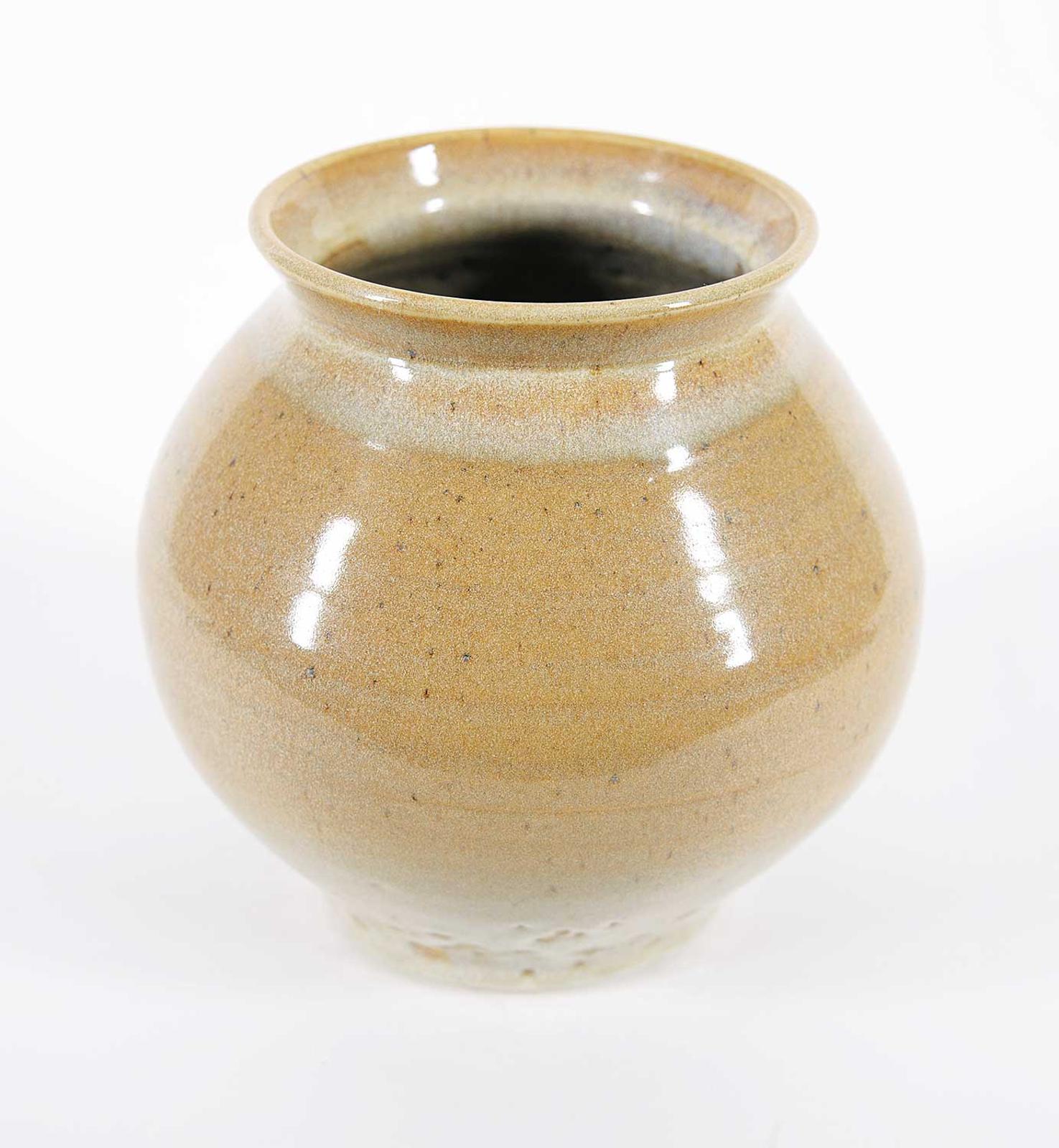 Hiro Urakami - Untitled - Beige Pot