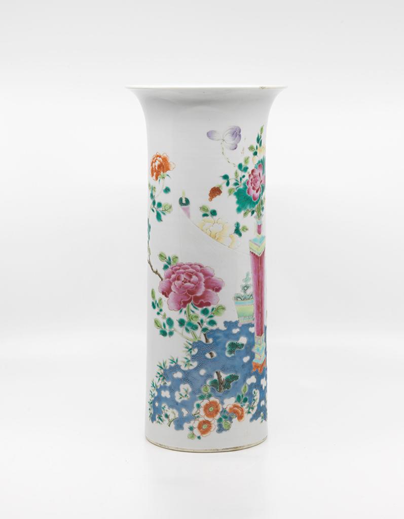 Chinese Art - A Chinese Export Famille Rose '100 Antiques' Beaker Vase, Late 19th Century
