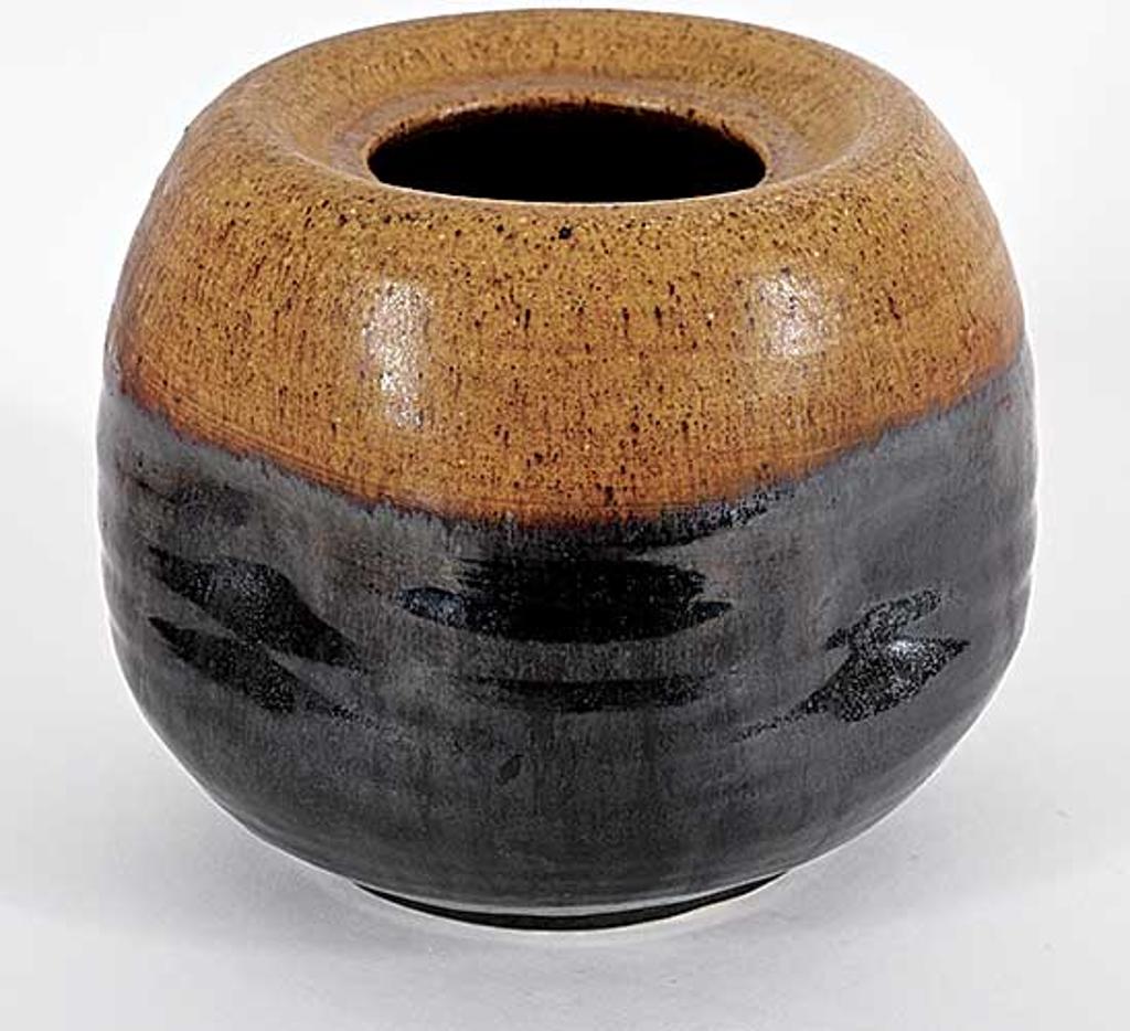 Thomas Kakinuma (1908-1982) - Untitled - Indented Black and Tan Pot