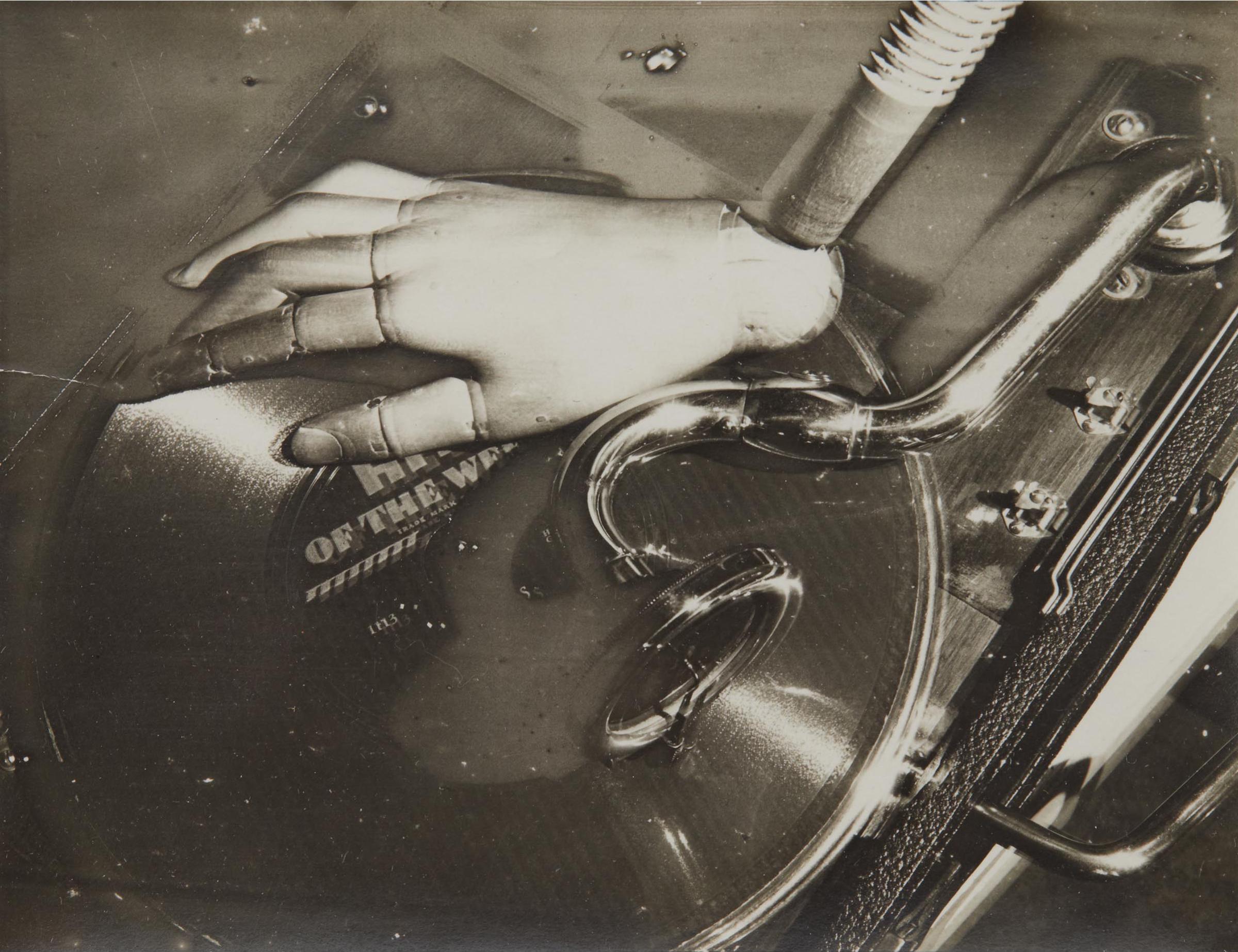 Man Ray (1890-1976) - Gramophone Et Main En Bois, Ca. 1930