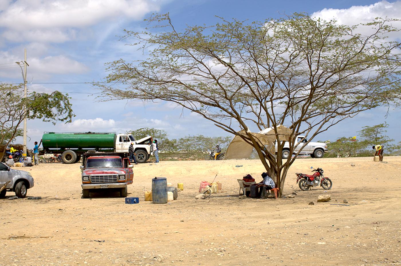 Emmanuelle Léonard - Les marchands de gazoline vénézuélienne, La Guajira, 2019