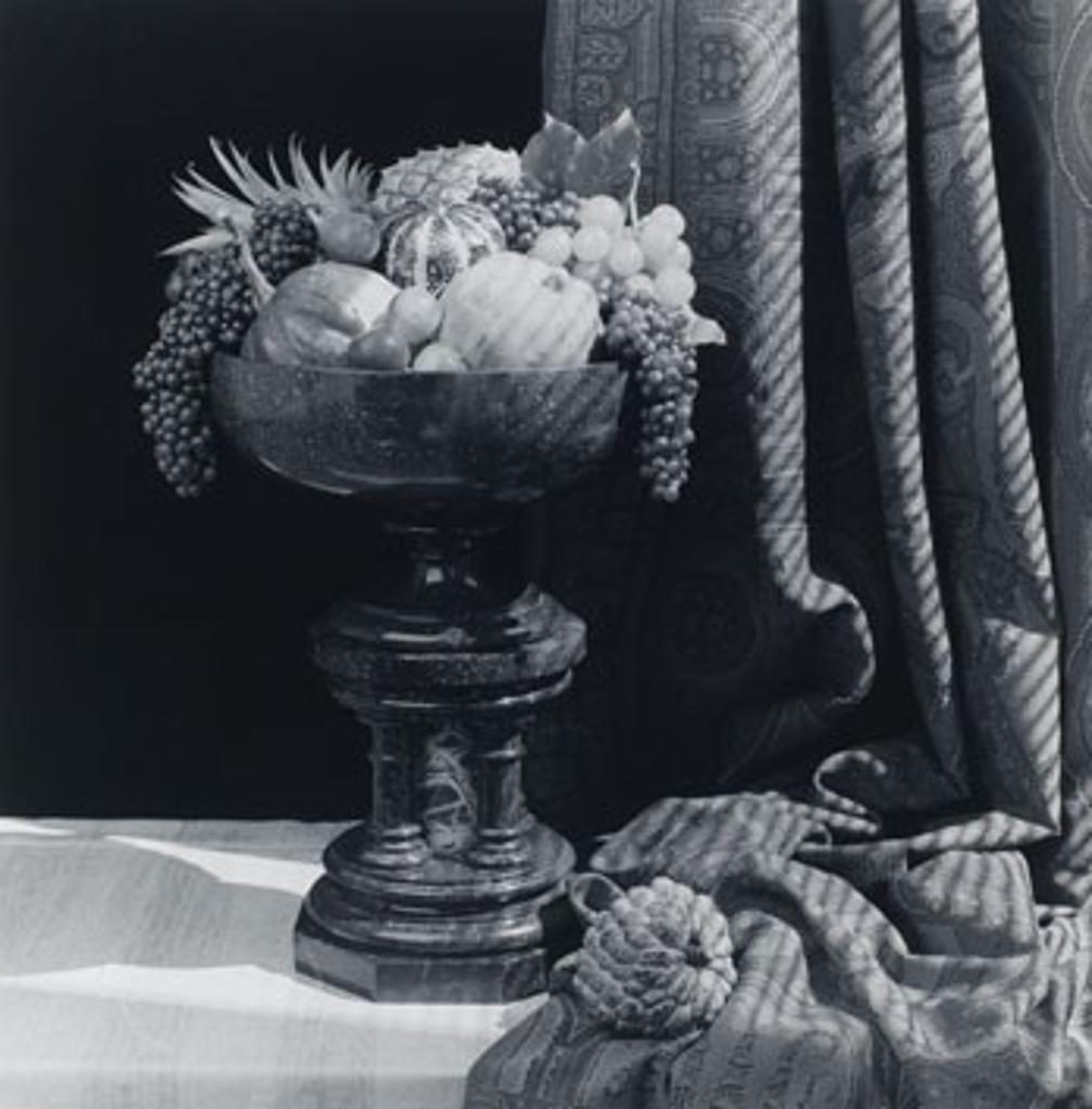 Robert Mapplethorpe (1946-1989) - Urn with Fruit