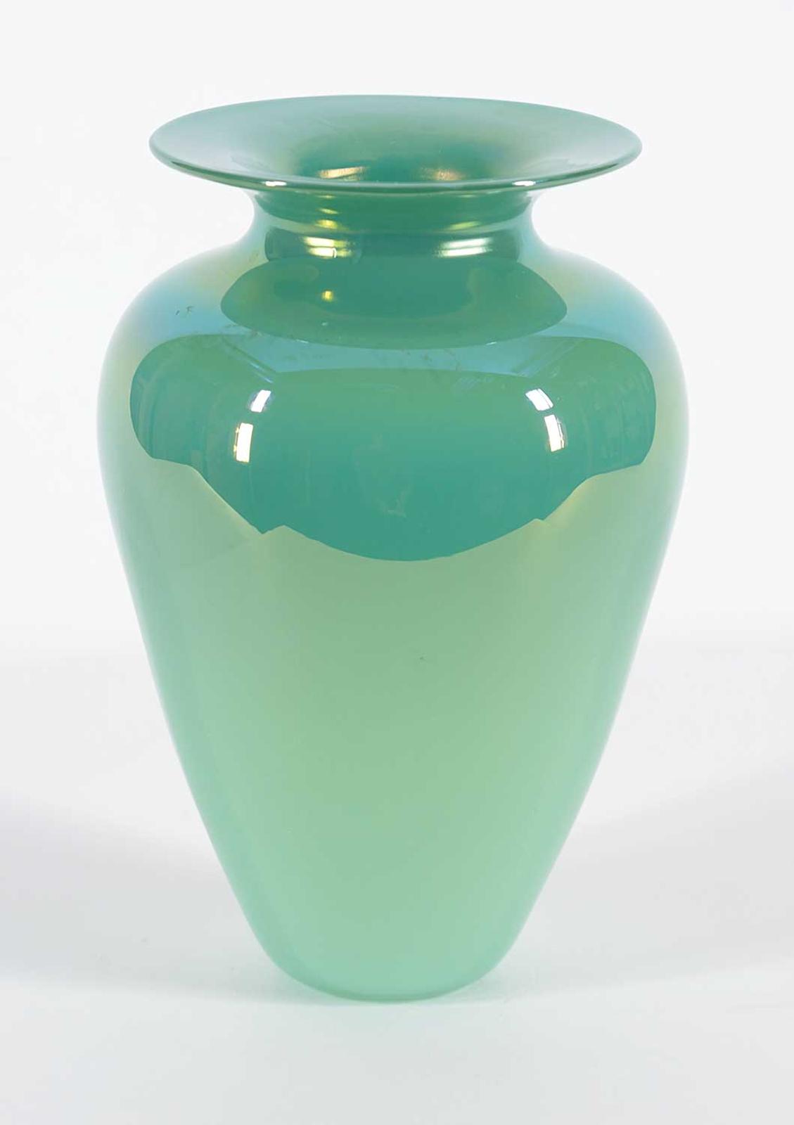 Art Glass Skookum - Kelly Green Vase