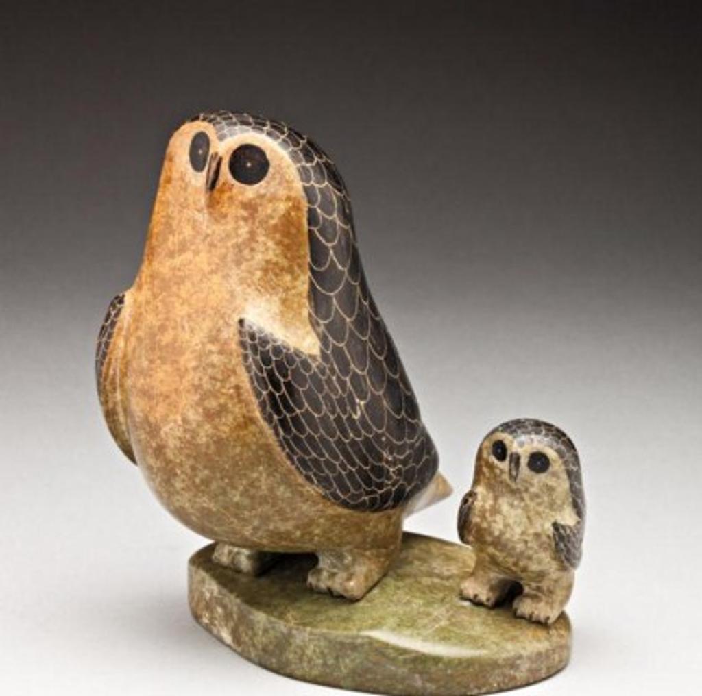 Simeonie Kowjakoolook (1906-1985) - Owl and chick on a base