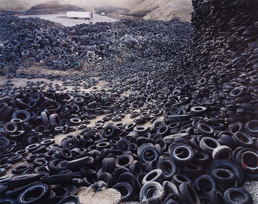 Edward Burtynsky (1955) - Oxford Tire Pile #1, Westley, California, USA