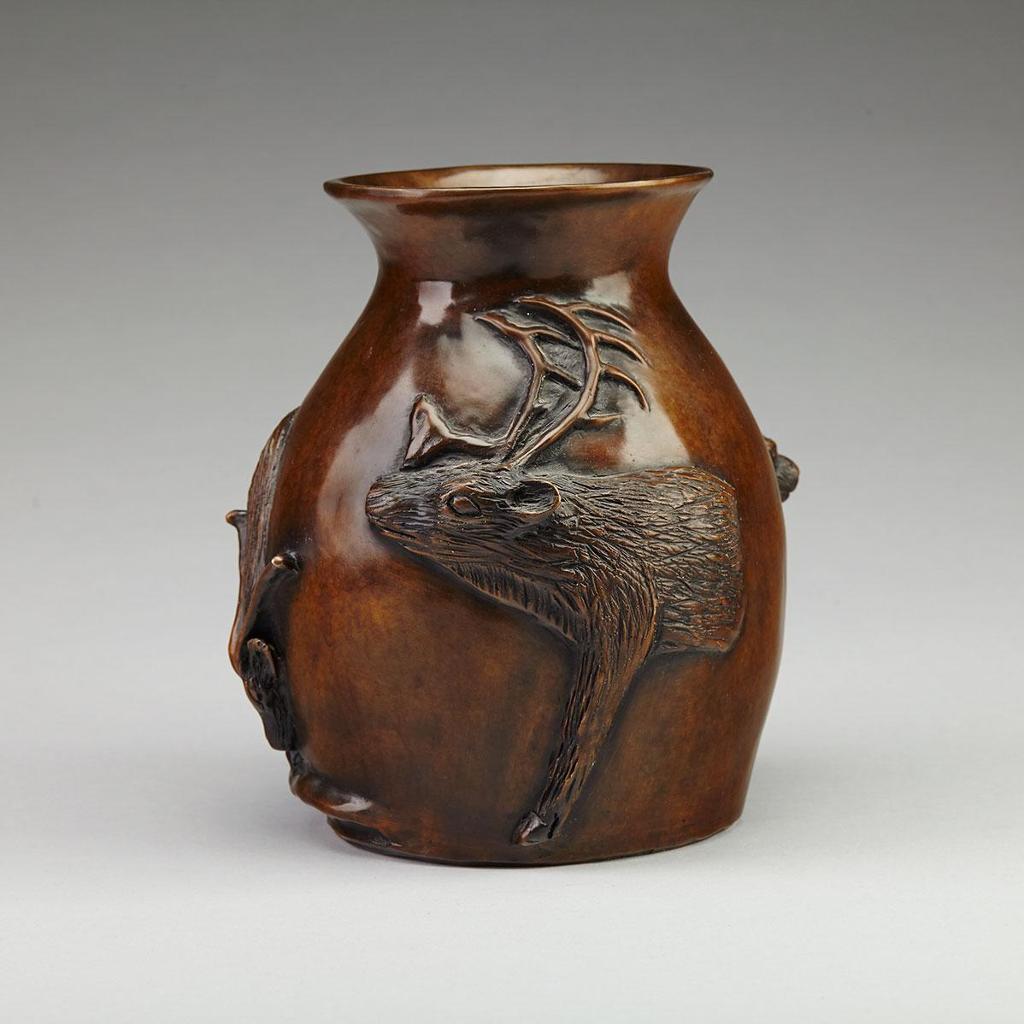 Roger Aksadjuak (1972) - Vase Decorated With Migrating Caribou In Relief