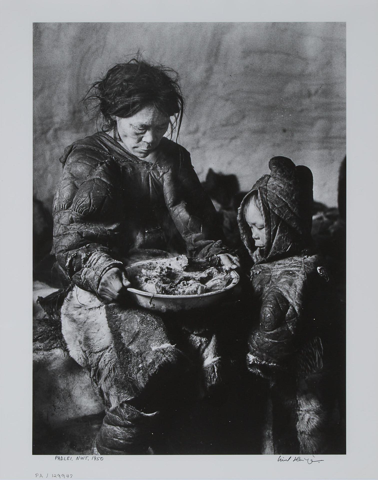 Richard Harrington (1911-2005) - Padlei, Nwt. 1950 [woman And Child With A Remnants Meal]