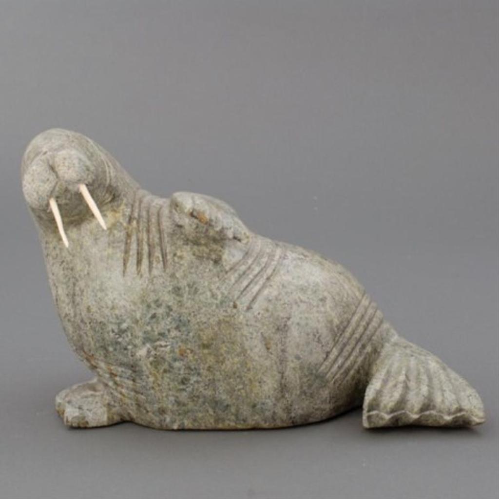 Juta Ipeelie (1965) - Green stone carving of a recumbent walrus