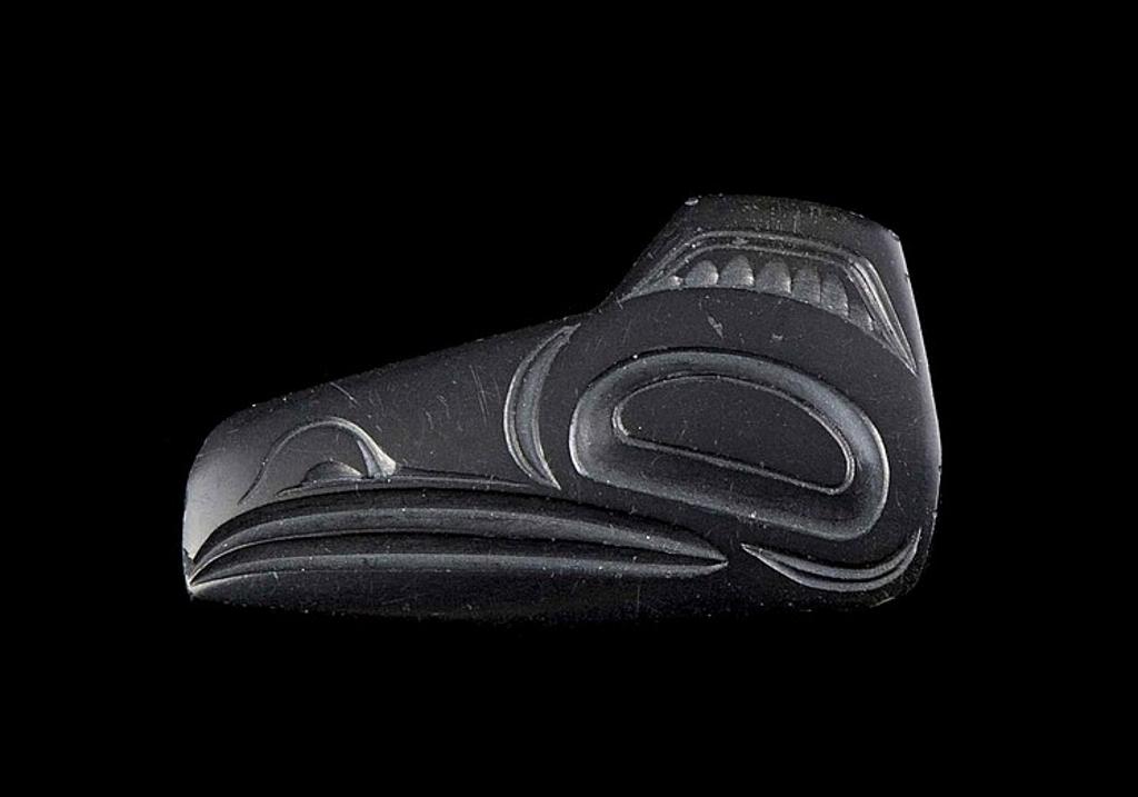 Pat Dixon (1938-2015) - a small argillite brooch in the form of Raven