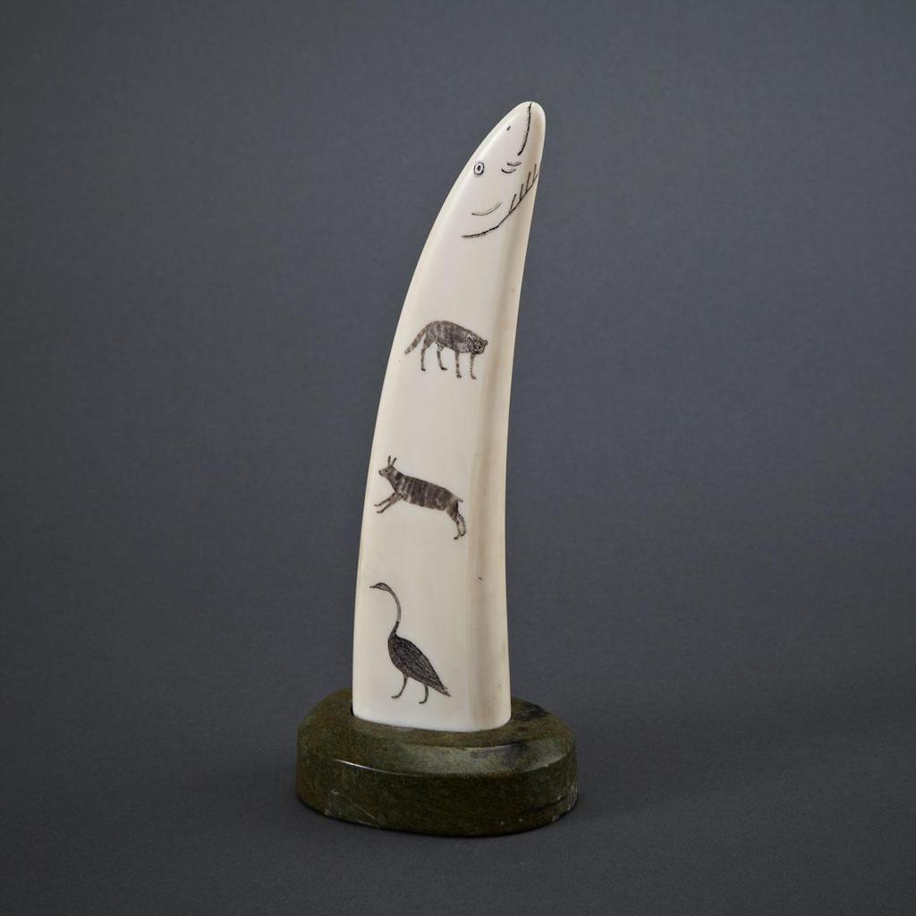 Davidee Itulu (1929-2006) - Etched Tusk On Base Decorated With Fish And Arctic Animals