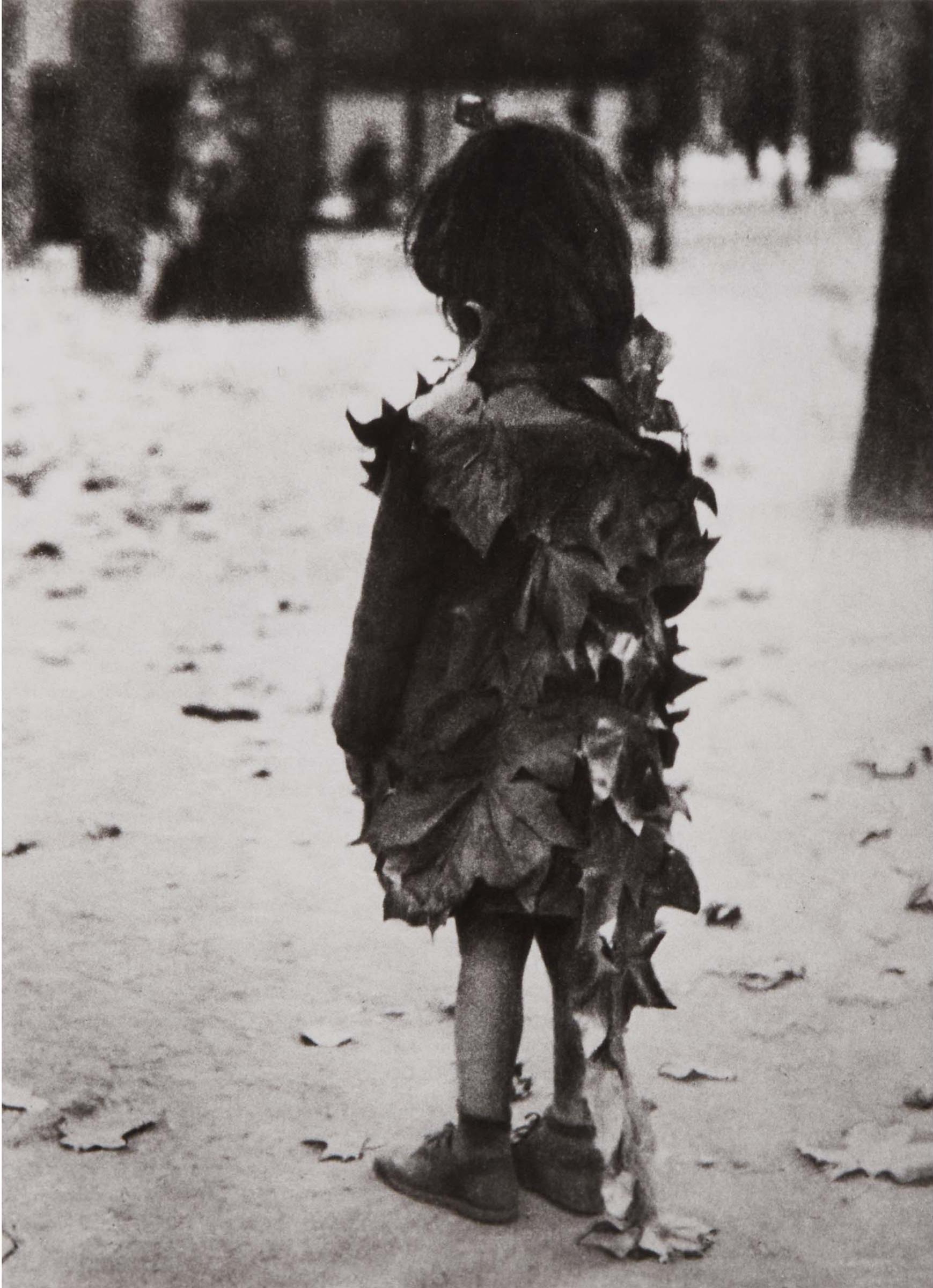 Edouard Boubat (1923-1999) - La Petite Fille Aux Feuilles Mortes, 1947