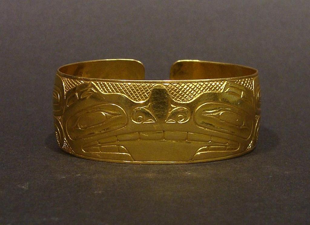 Robert Davidson and Sara Davidson (1946) - 22kt yellow gold cuff bracelet with Sea wolf design