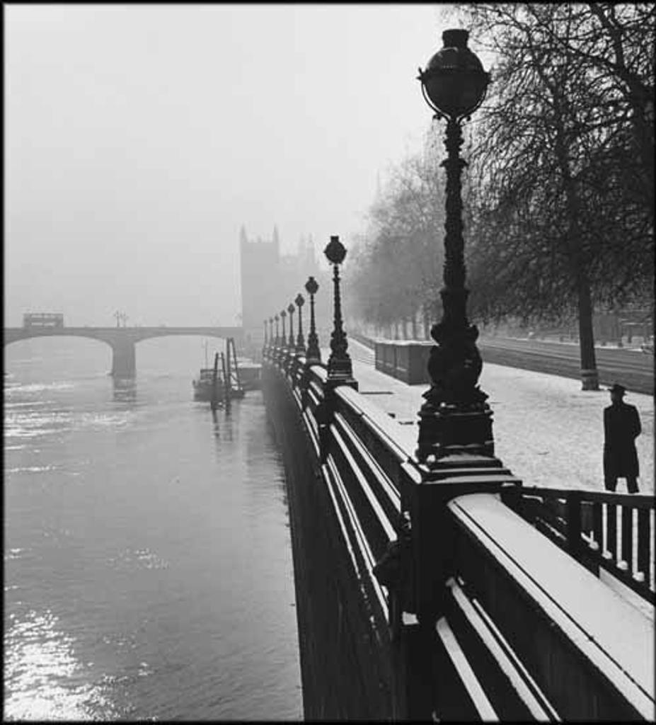 Wolfgang Suschitzky (1912) - Embankment, London