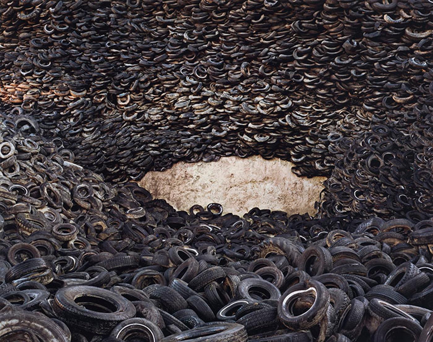 Edward Burtynsky (1955) - Oxford Tire Pile No. 4, Westley, California, 1999