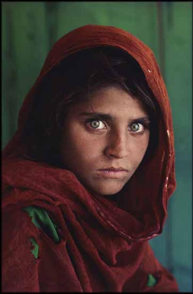 Steve McCurry (1950) - Afghan Girl, Sharbut Gula, Pakistan