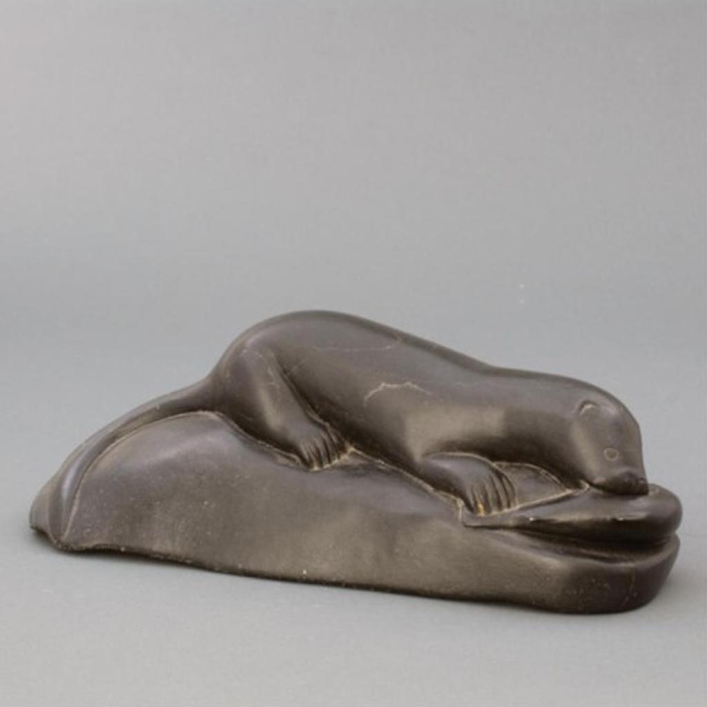 Johnny Amarqali Alasua (1939) - Black stone carving of an otter with char