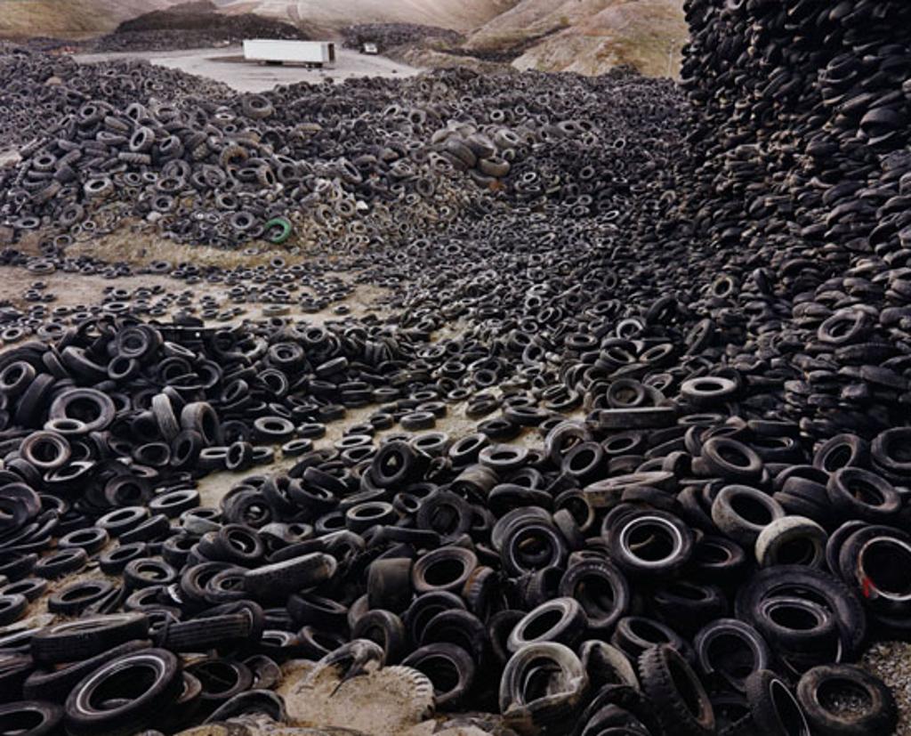 Edward Burtynsky (1955) - Oxford Tire Pile #1, Westley, California