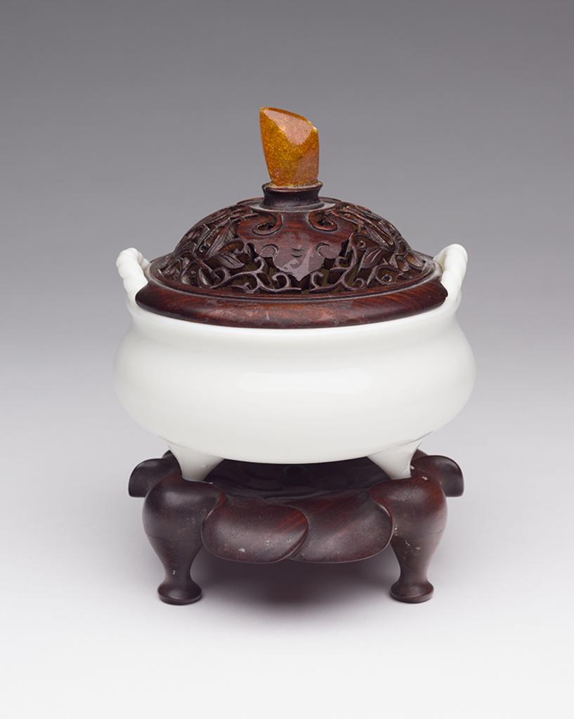Chinese Art - A Chinese Dehua White-Glazed Tripod Censer, 18th/19th Century