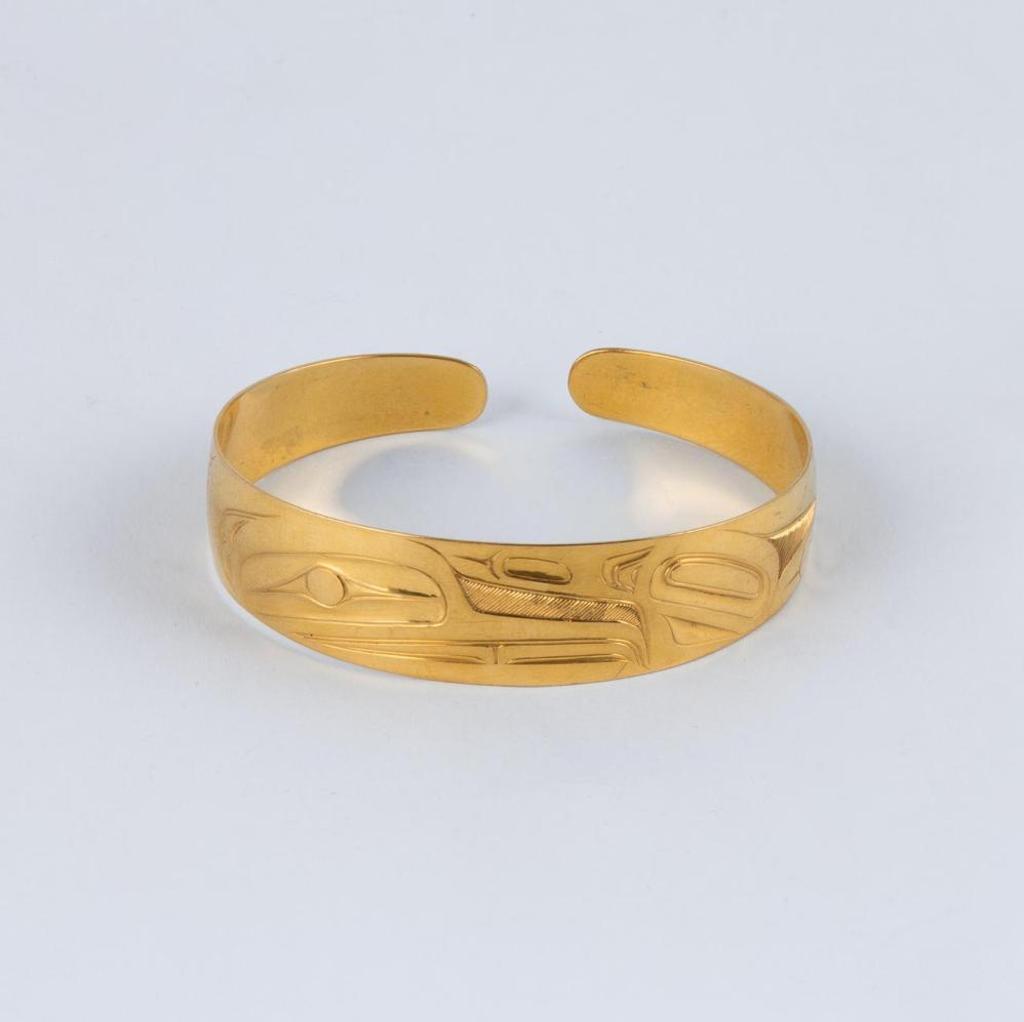 Robert Davidson and Sara Davidson (1946) - a 22kt yellow gold cuff bracelet decorated with Raven design