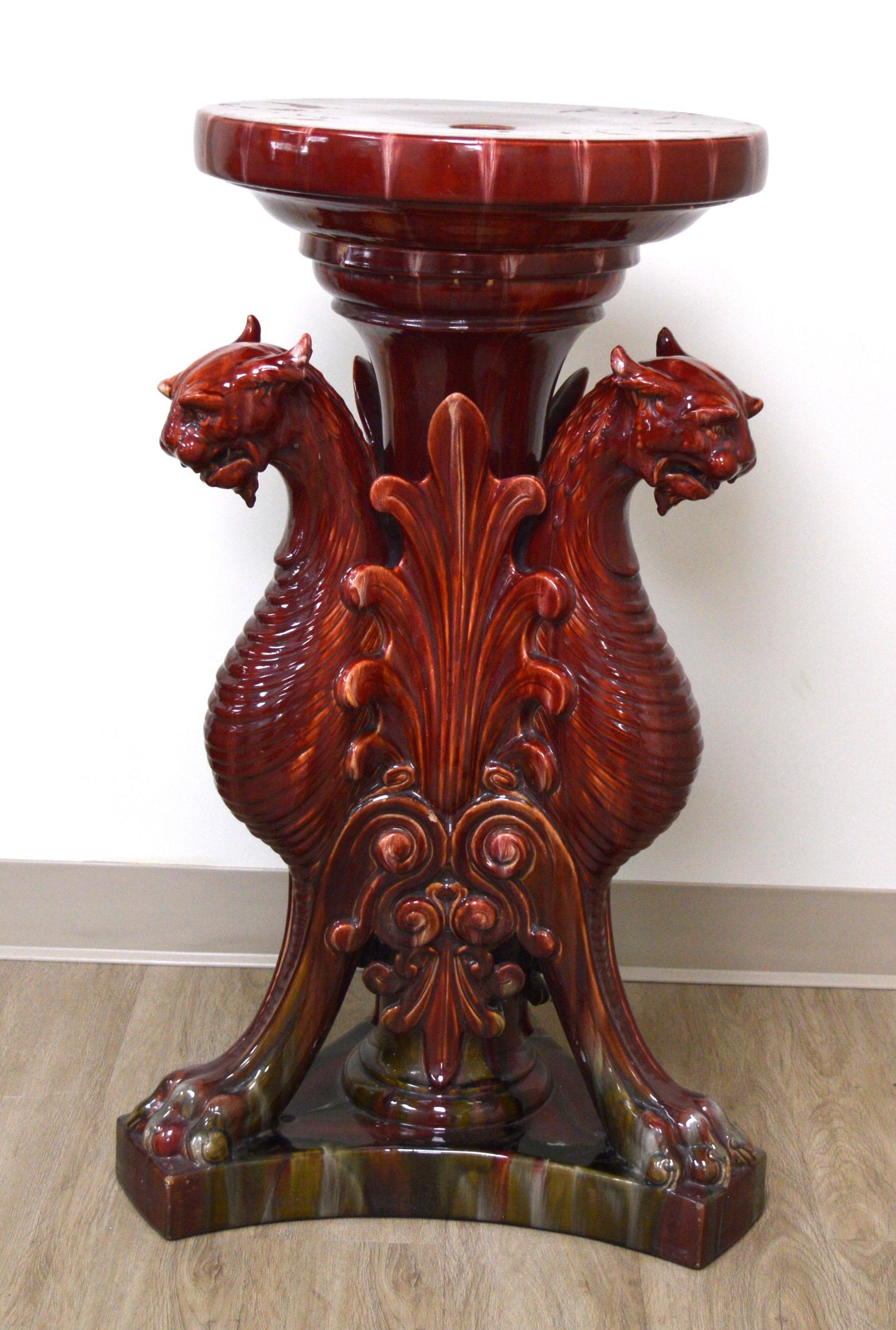 Ancien Piédestal Français - en céramique émaillée rouge en deux parties, de style Art nouveau, attribué à Jérôme Massler, vers 1900, représentant trois gargouilles soutenant une colonne