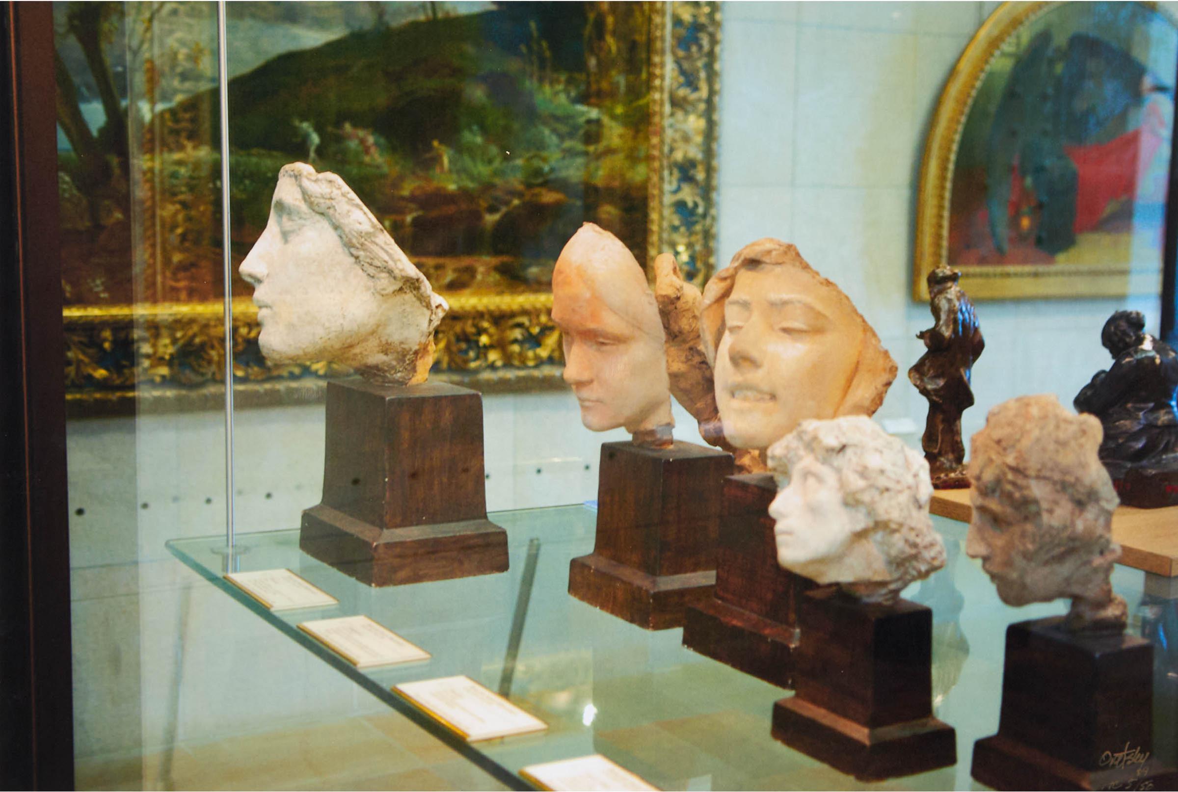 Barry Oretsky (1946) - Untitled (Museum Display With Plaster Heads), 2009