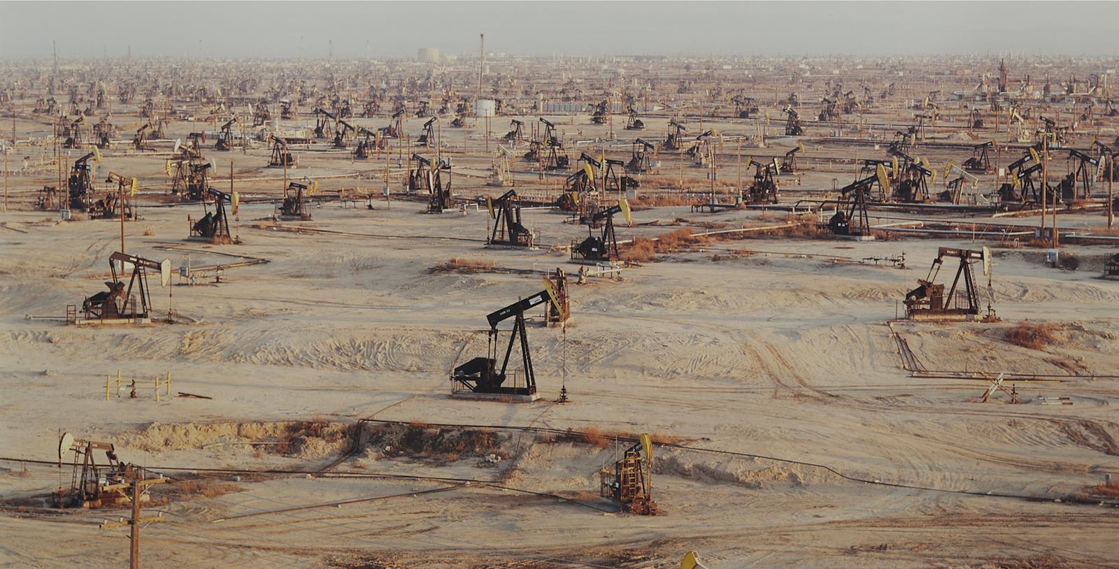 Edward Burtynsky (1955) - Oil Fields #1, Belridge, California, 2002