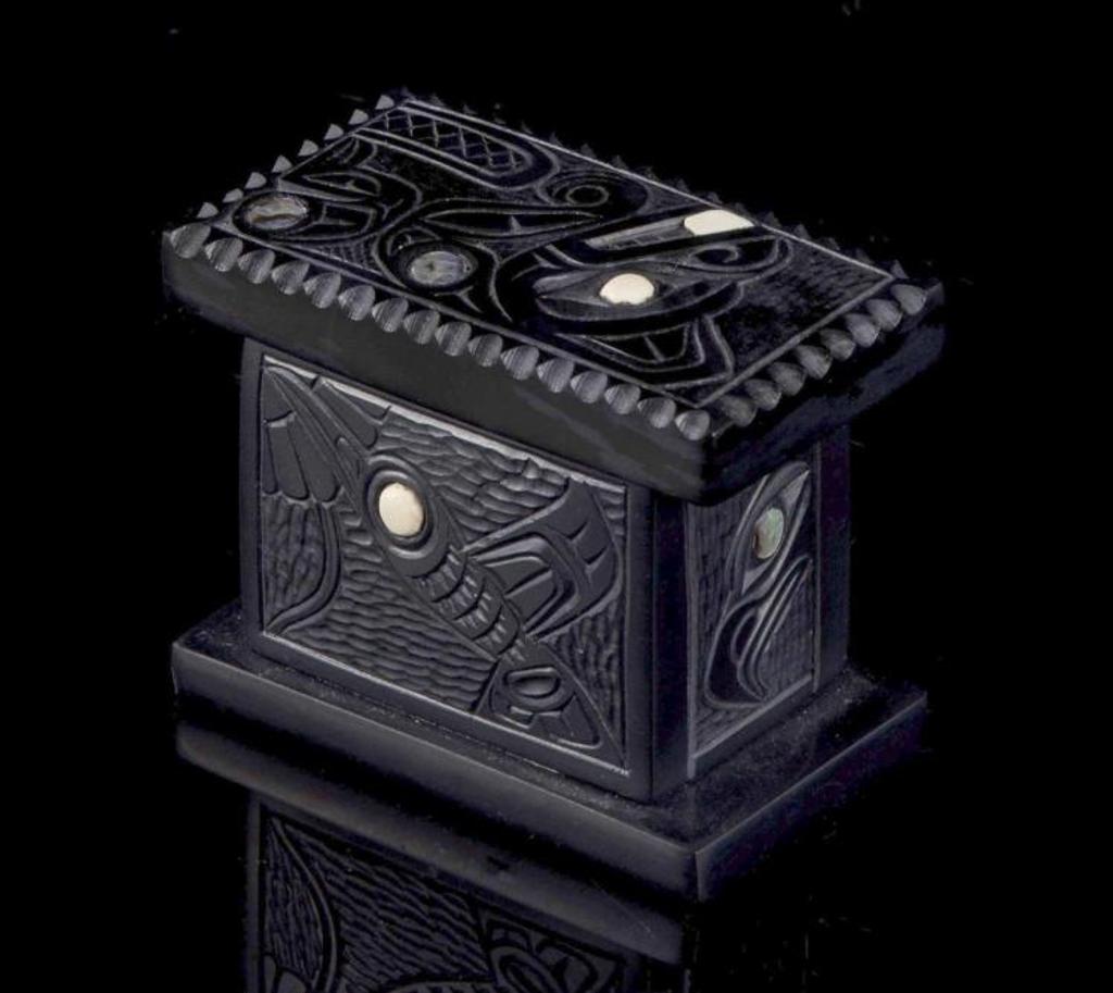 Glen Pollard (1957) - a carved argillite lidded box decorated with Beaver design