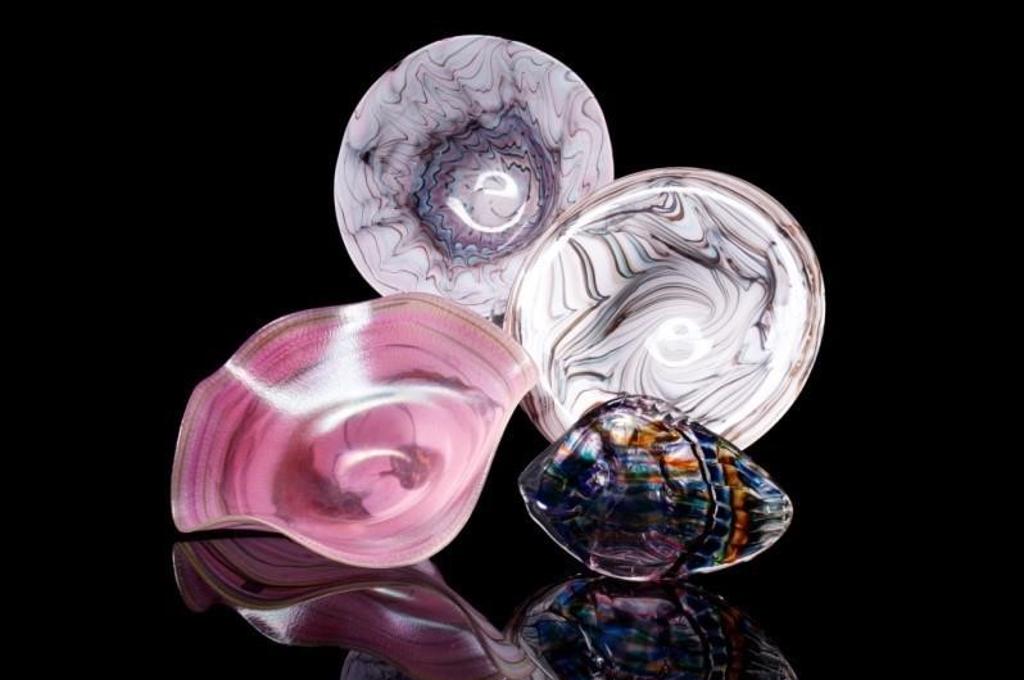 Jamie Sherman (1949) - Three art glass bowls. Two of them feature a swirled pink