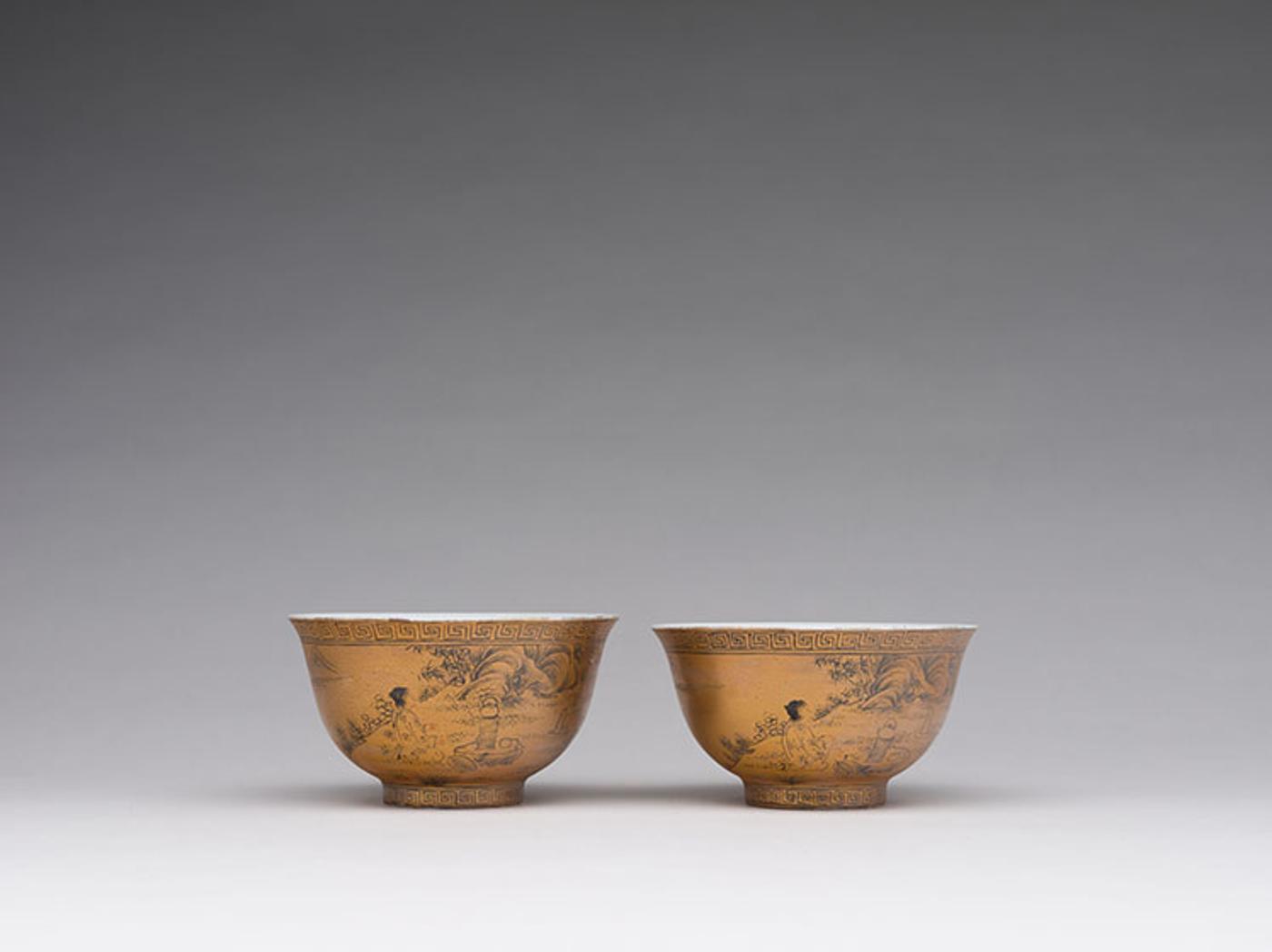 Chinese Art - A Pair of Unusual Chinese Gilt Painted Scholars Bowls, Qianlong Mark, Republican Period