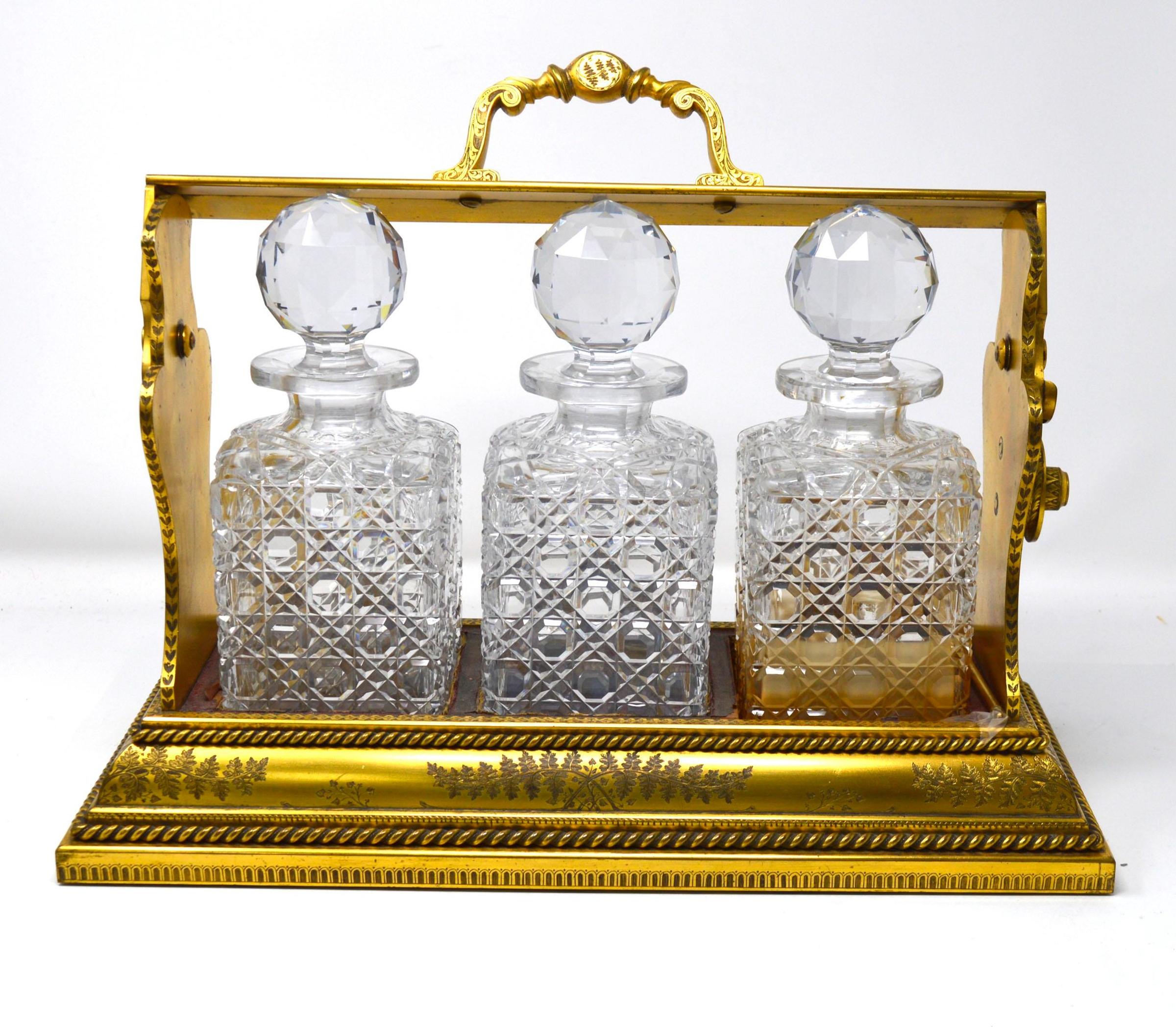 Tantale Ancienne de Betjemanns - en bronze doré à verrouillage breveté avec couvercle rabattable et 3 carafes en cristal taillé à la main avec bouchons