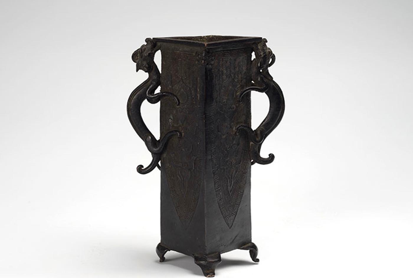 Chinese Art - A Chinese Archaistic Bronze Chilong Vase, Yuan Dynasty (1279-1368)