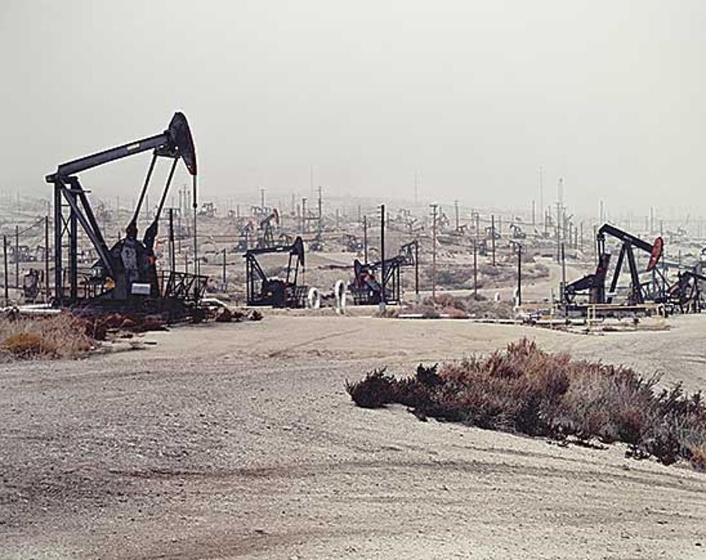 Edward Burtynsky (1955) - Oil Fields #6, McKittrick, California 2001 #2/5